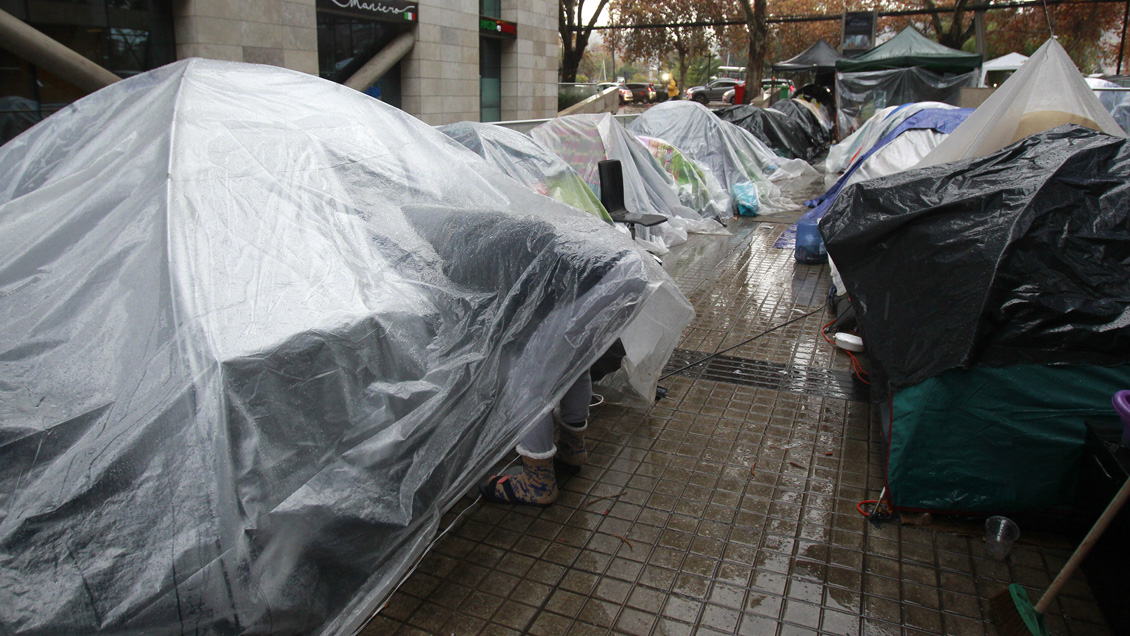 Trasladan a albergue a otro grupo de ciudadanos colombianos que acampaban fuera del consulado