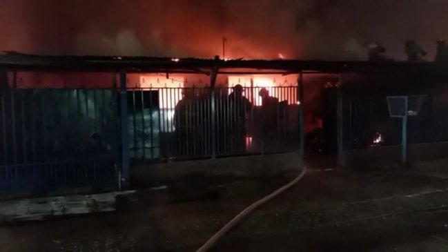 Talca: Vivienda se incendió al lado de una bencinera