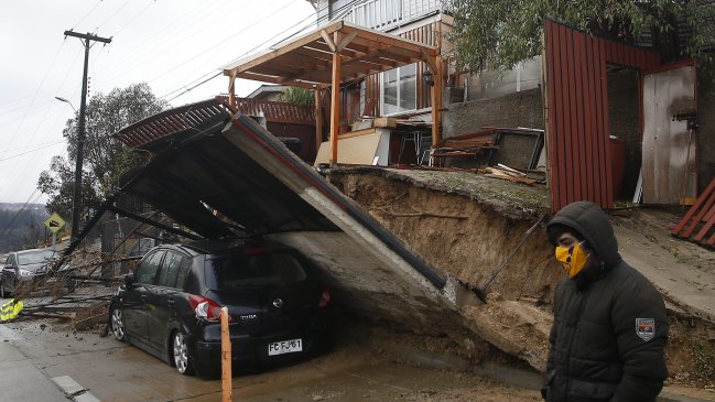 Muro de concreto colapsó y cayó sobre automóvil en Quilpué