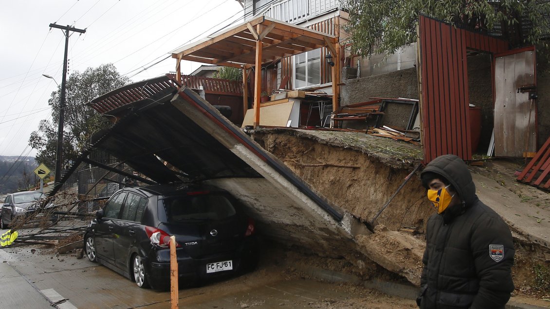 Muro de concreto colapsó y cayó sobre automóvil en Quilpué
