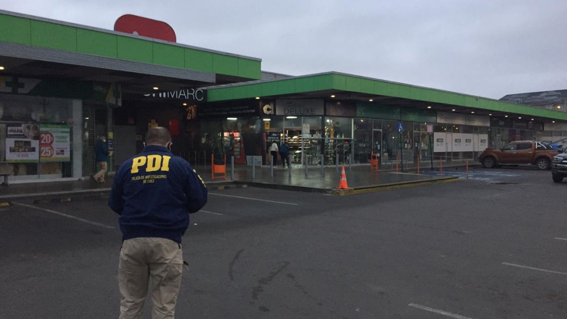 Sujetos roban más de 20 millones de pesos en cigarrillos desde tabaquería en La Serena