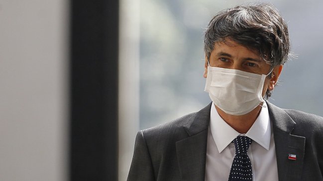 Enrique Paris defendió a ministro Couve ante críticas de la comunidad científica