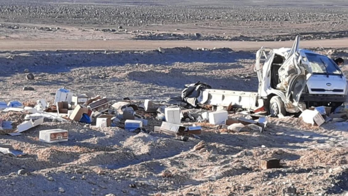 Dos lesionados dejó volcamiento cerca de la Mano del Desierto en Antofagasta