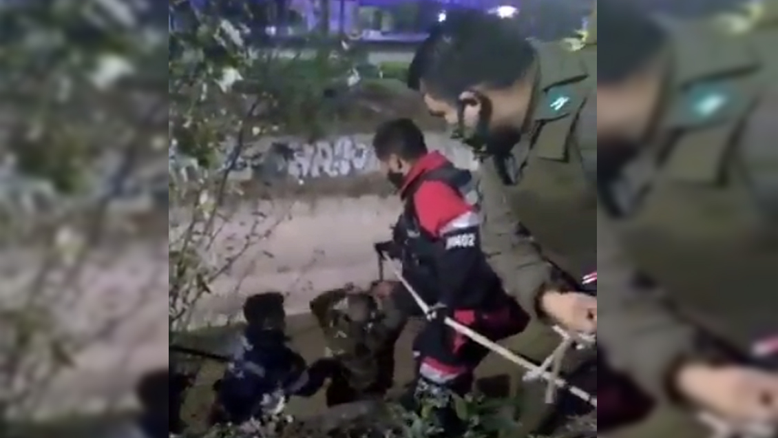 Rescatan y detienen a ebrio que cayó al canal San Carlos en pleno toque de queda