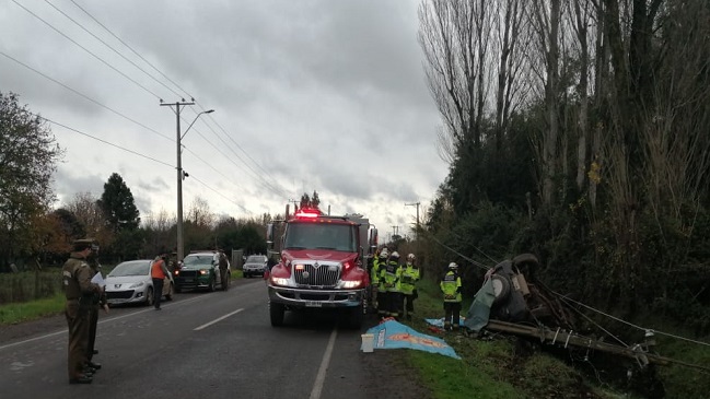 Dos fallecidos y un herido dejó accidente de tránsito en Los Ángeles