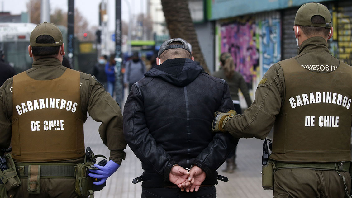 La gran mayoría de los infractores de medidas sanitarias en Chile son hombres y tienen menos de 30 años