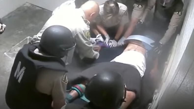 Revelan video de latino que suplicó a la policía que lo maltrató hasta su muerte en EE.UU.