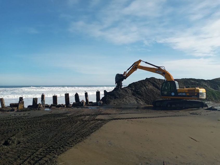 Levantan dunas en el sector costero de Coelemu para evitar anegamientos este invierno