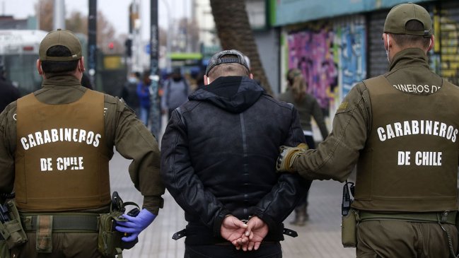 La gran mayoría de los infractores de medidas sanitarias en Chile son hombres y tienen menos de 30 años