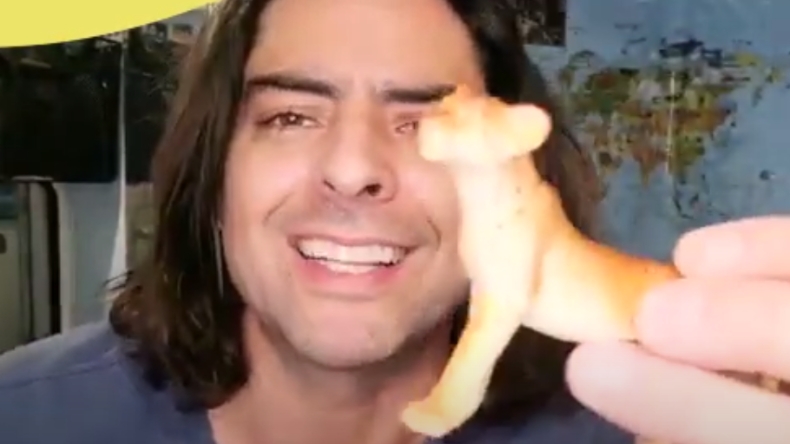 Famosos de la televisión chilena y el deporte leen cuentos a niños y niñas durante confinamiento