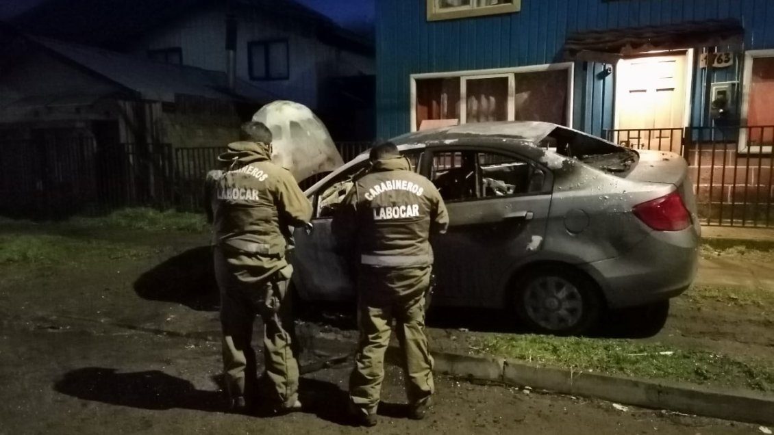 Carabineros investiga incendio que afectó a un vehículo en Coyhaique