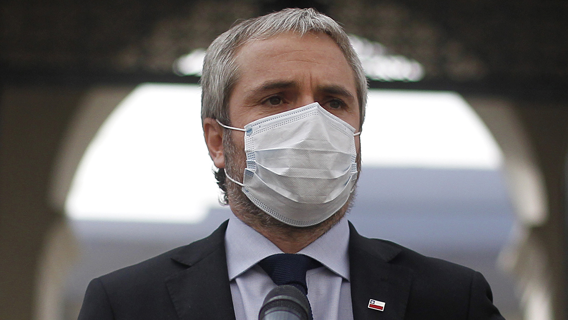 Blumel: Negar atención médica a carabineros es un acto de discriminación inaceptable