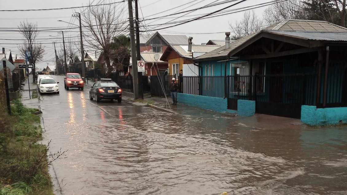Desborde de dos esteros y un canal provoca gran inundación en el centro de Los Ángeles