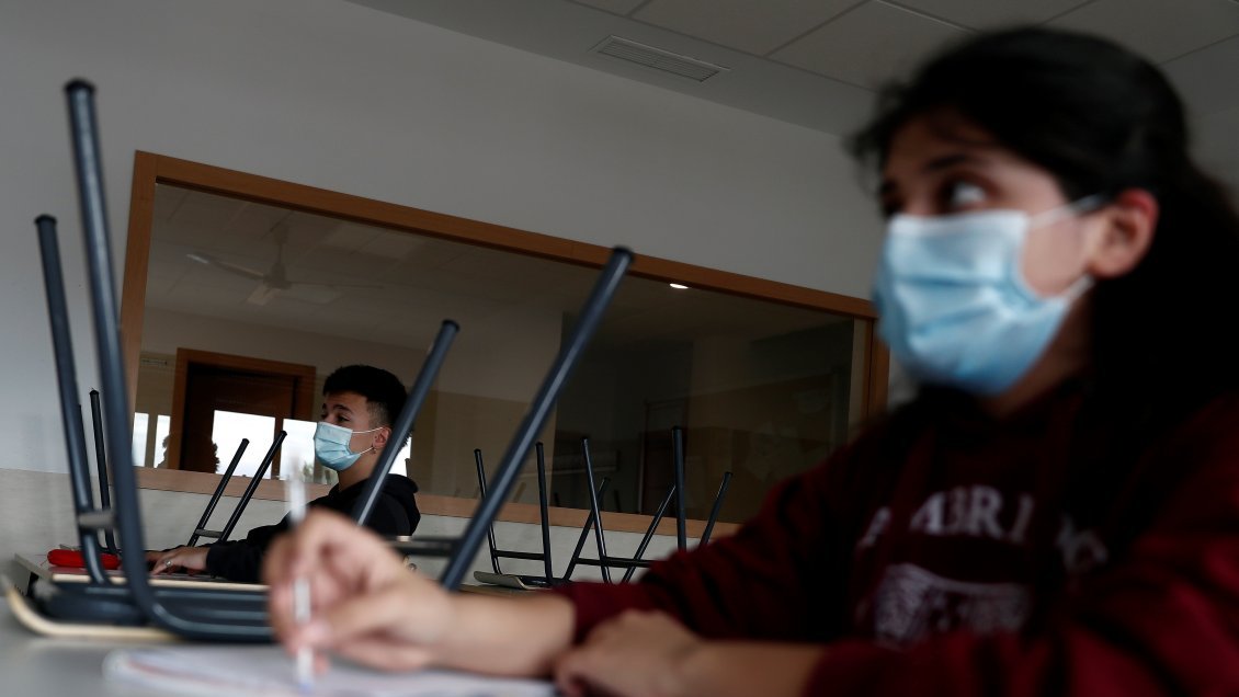 Alumnos franceses vuelven al colegio de forma obligatoria por dos semanas