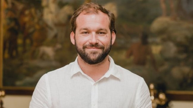 Concejal RD fue detenido tras ser sorprendido andando en skate en cuarentena y sin permiso