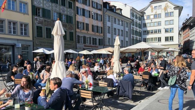  Suiza permite los eventos con hasta mil personas y reduce la distancia social  