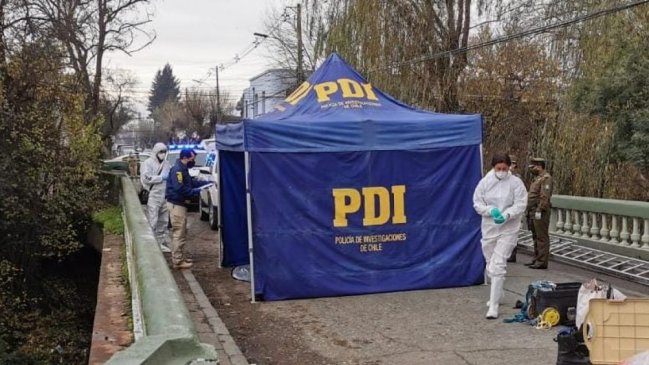 Encuentran cuerpo de hombre a orillas de puente en el centro de Chillán