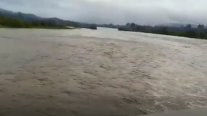  La emoción de un vecino ante el aumento del caudal del río Mataquito tras lluvias  
