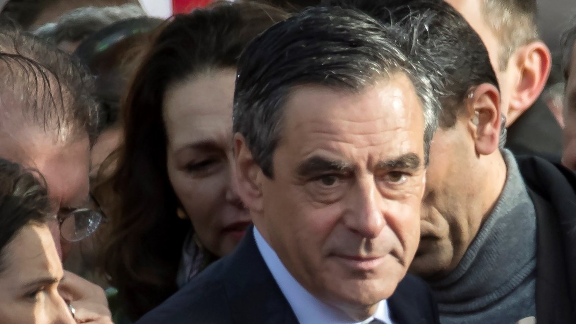 Condenan a ex primer ministro de Francia por emplear de forma fraudulenta a su esposa