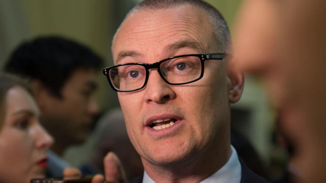 Nueva Zelanda: Ministro de Salud renunció tras polémica por saltarse cuarentena para ir a la playa