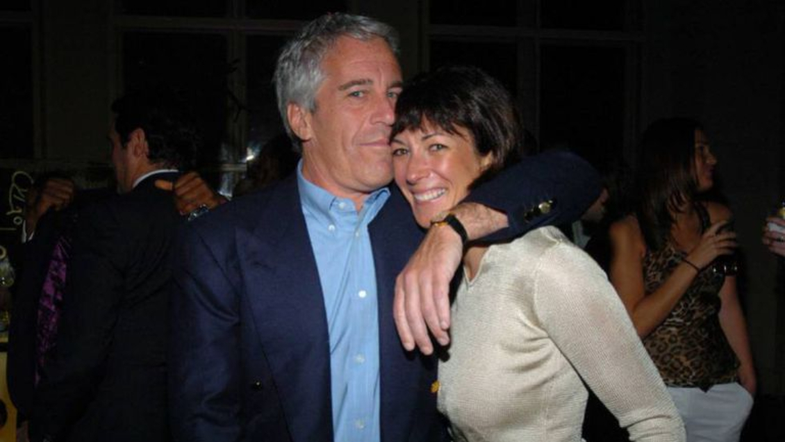 Detienen a socia de Jeffrey Epstein por estar implicada en trama de abusos sexuales