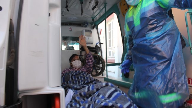 Paciente con Covid-19 regresó a Santiago tras 16 días con ventilación mecánica en La Serena