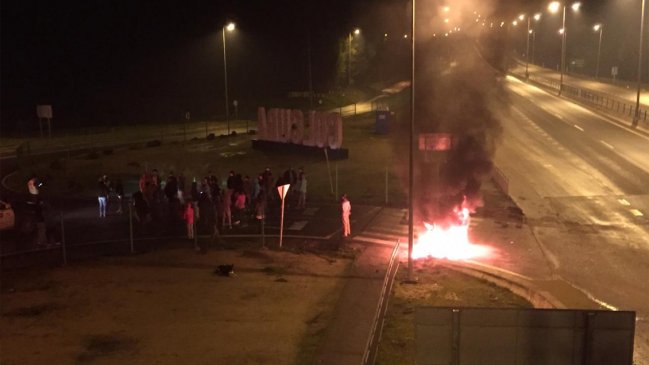 Con barricadas comenzó bloqueo total de Lota y Coronel para frenar el avance del Covid-19