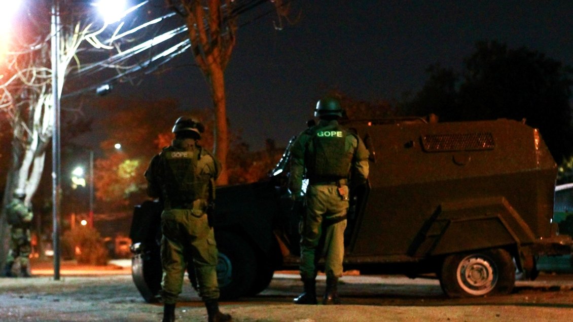 Un muerto, enfrentamientos y un bus quemado en nueva noche de incidentes en varias comunas de Santiago