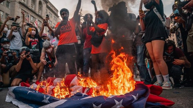 Banderas de EEUU quemadas y derribo de estatua de Colón en noche de protestas
