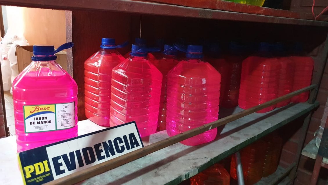 Arica: PDI decomisó 416 litros de sanitizante sin certificación desde local comercial