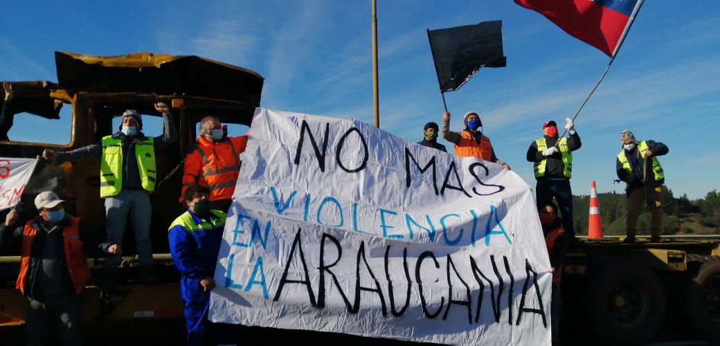 Con camiones incendiados, forestales de La Araucanía protestaron en la Ruta 5 Sur