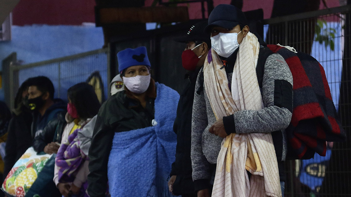 Trasladan a albergues a bolivianos que llegaron a consulado en Providencia