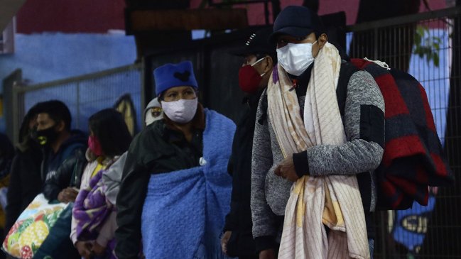 Trasladan a albergues a bolivianos que llegaron a consulado en Providencia