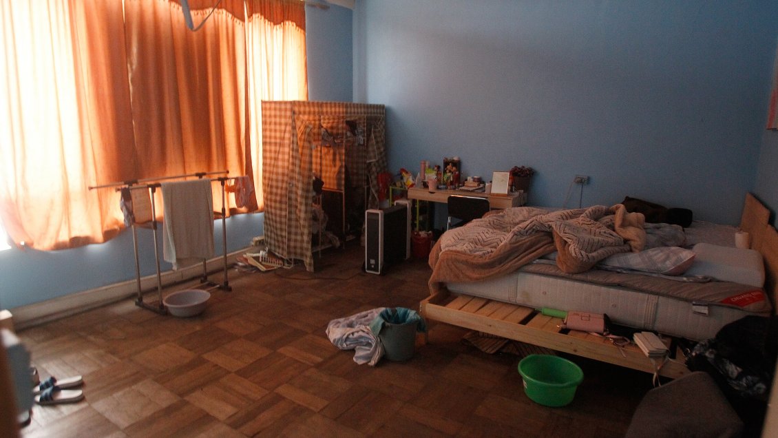 Denuncia anónima reveló paupérrima condición laboral en local de carteras