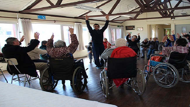 Trasladan a adultos mayores de hogar tras brote de Covid que dejó un fallecido