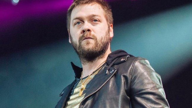 Ex cantante de Kasabian evita ir a la cárcel pese a violenta agresión contra su pareja