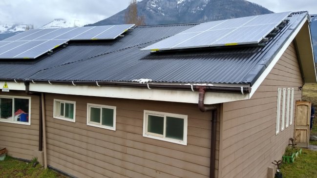 Paneles solares permitirán bajar cuentas en hogar de adultos mayores de Coyhaique