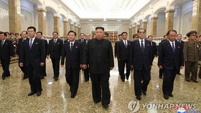 Kim Jong-un aparece en público para rendir tributo a su abuelo