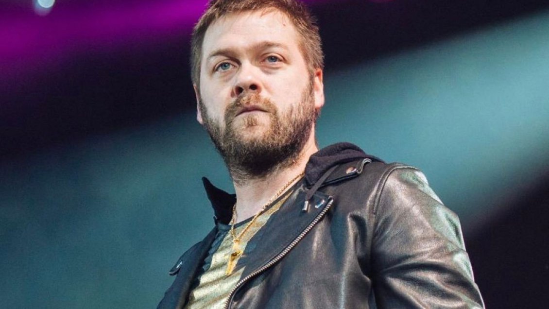 Ex cantante de Kasabian evita ir a la cárcel pese a violenta agresión contra su pareja