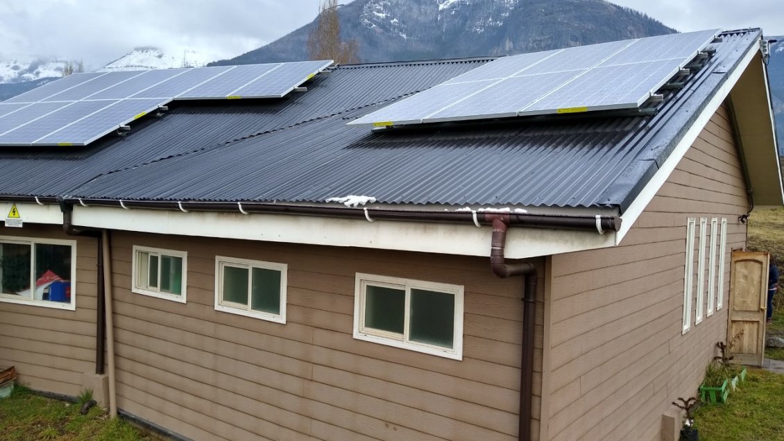 Paneles solares permitirán bajar cuentas en hogar de adultos mayores de Coyhaique