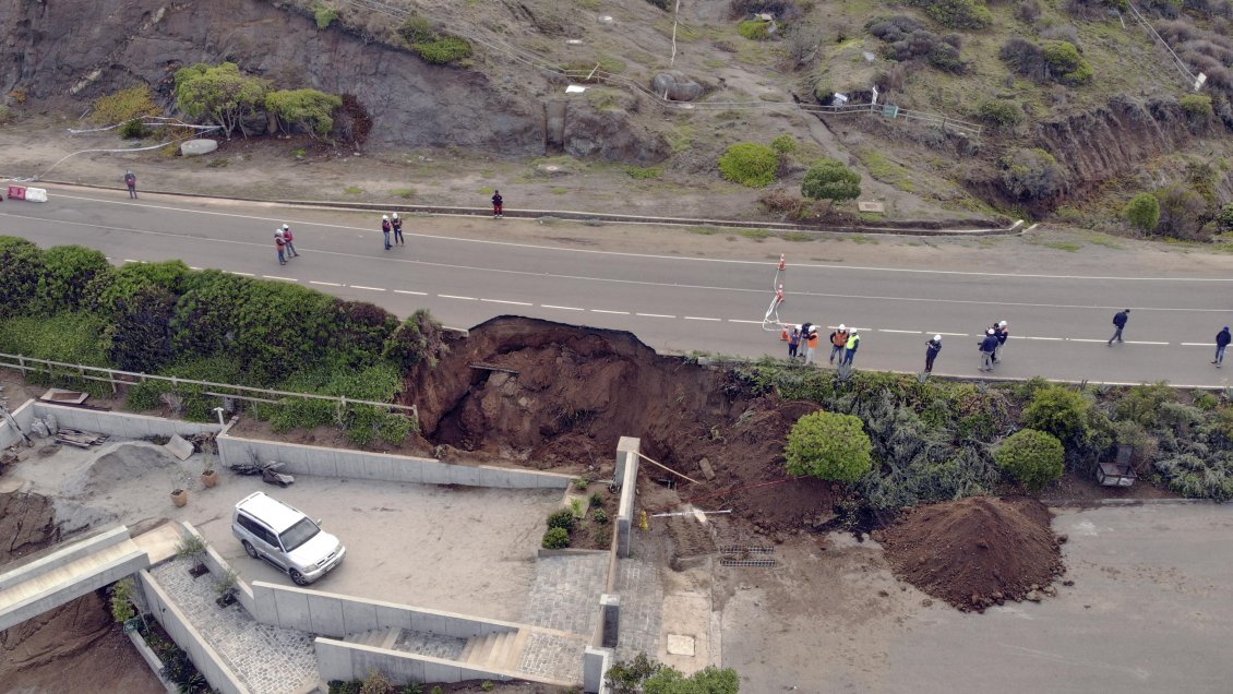 Ruta Zapallar-Papudo permanecerá cerrada hasta reparar socavón