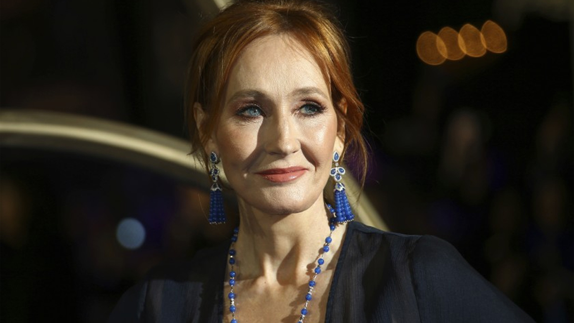 JK Rowling se une a 150 figuras públicas para denunciar 