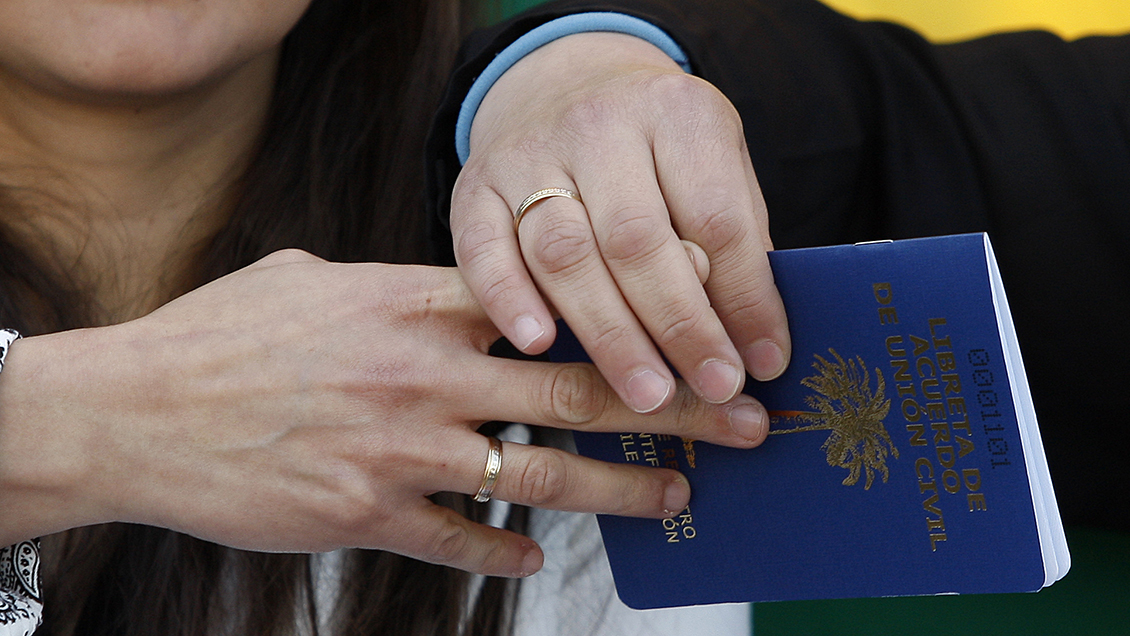 Habilitan nuevos permisos para matrimonios, gásfiter y cuidado de adultos mayores