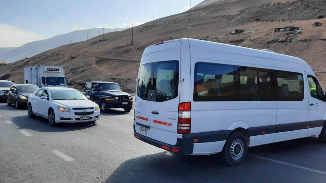 Restricción en La Tirana: Dos minibuses fueron devueltos tras no pasar por aduana sanitaria