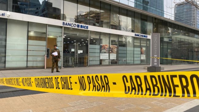Sujeto robó millonario botín de un banco en Las Condes en menos de dos minutos