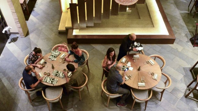 El fin de la barra: Restaurantes se preparan para la reapertura en pandemia