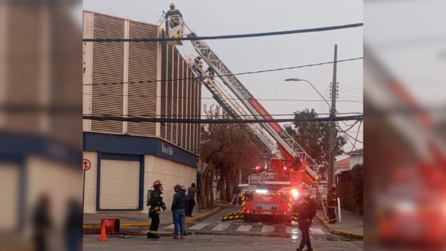 Bomberos controla incendio en sucursal bancaria en San Joaquín