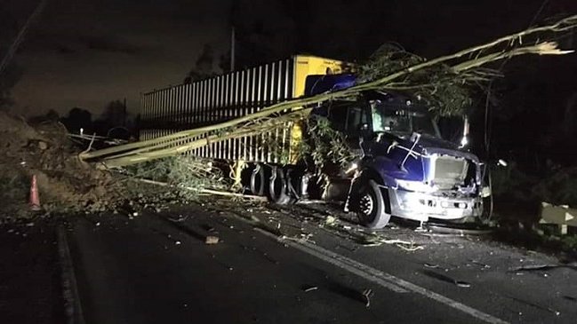 Derrumbe de cerro mantiene totalmente cortada la Ruta de la Madera