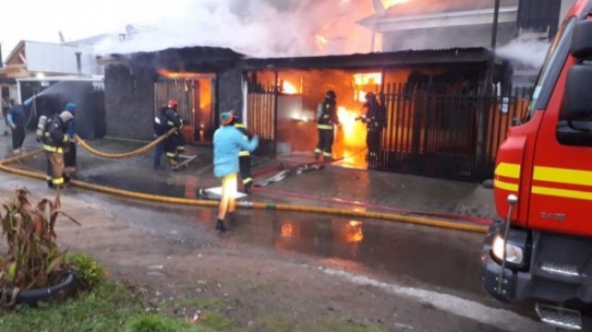 Incendio afectó a cuatro casas en Curicó: Dos con pérdida total
