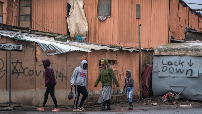 Sudáfrica reinstaura toque de queda y prohíbe la distribución y venta de alcohol